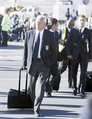 اپ
﻿﻿مدرب منتخب ايطاليا مارتشيلو ليپي لدى وصوله الى مطار جوهانسبرغ 
﻿