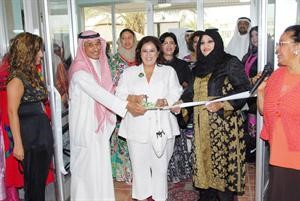 الشيخة هدى الصباح وعبدالرحمن التوحيد وفاطمة الخليفة خلال قص شريط الافتتاح﻿﻿اسامة البطراوي﻿