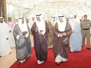 سمو ولي العهد الشيخ نواف الاحمد لدى وصوله الى البلاد وفي استقباله الرئيس جاسم الخرافي والشيخ مشعل الاحمد

