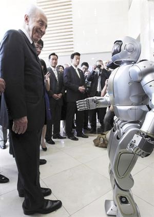 الروبوت يرحب بشيمون بيريز
