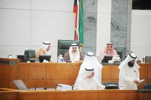 الرئيس جاسم الخرافي ونائبه عبدالله الرومي مع دمحمد البصيري على المنصة متين غوزال
