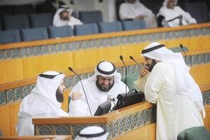 مبارك الوعلان وفلاح الصواغ ودجمعان الحربش في حديث جانبي