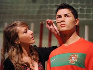 تمثال من الشمع للاعب كرة القدم البرتغالي كريستيانو رونالدو 