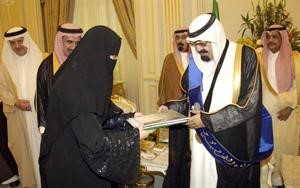 خادم الحرمين الشريفين يتسلم الدكتوراه الفخرية من جامعة الملك سعود ﻿