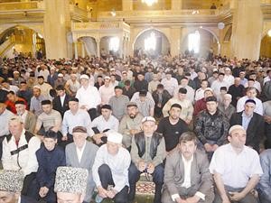 جموع المسلمين في الشيشان يؤدون صلاة الجمعة
