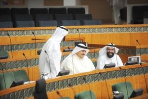 دعلي العمير ومحمد المطير وخالد العدوة اثناء الجلسة