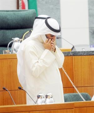 خالد الطاحوس يجري مكالمة من على المنصة