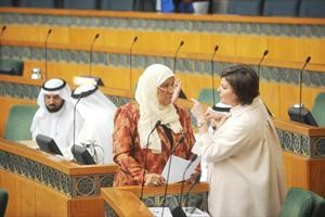 داسيل العوضي ودمعصومة المبارك خلال جلسة امس