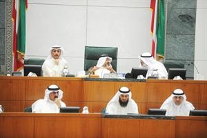 الرئيس جاسم الخرافي ومرزوق الغانم وعادل الصرعاوي على المنصة