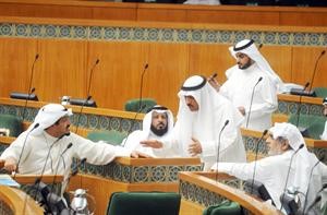 مسلم البراك مخاطبا الشيخ احمد العبدالله ويبدو عدنان عبدالصمد ودضيف الله ابورمية ودمحمد الحويلة