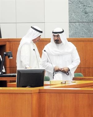 الشيخ دمحمد الصباح وعبدالله الرومي في قاعة المجلس