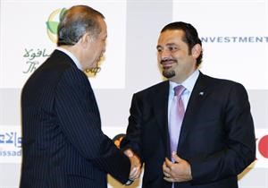 رجب طيب اردوغان مصافحا سعد الحريري خلال الملتقى
