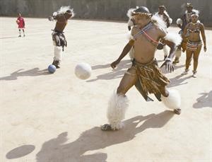 راقصون فلكلوريون يلعبون كرة القدم في جوهانسبرغ ضمن حمى المونديال التي اجتاحت جنوب افريقيا المستضيفة لنهائيات كاس العالم 2010اپ﻿