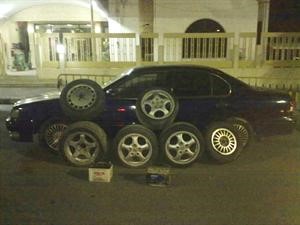 مجموعة من الكيبات التي عثر عليها بحوزة اللصين﻿