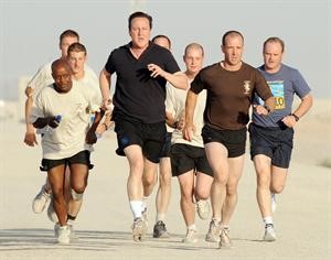رئيس وزراء بريطانيا ديفيد كاميرون يمارس الركض مع افراد من قوات بلاده في القاعدة الرئيسية لبريطانيا في افغانستانافپ﻿
