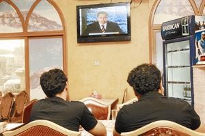 عدد من رواد المقاهي المتذمرين من انقطاع البث