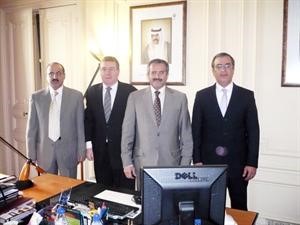 الشيخ مبارك الدعيج خلال جولته في مكتب كونا في باريس بحضور اعضاء المكتب﻿