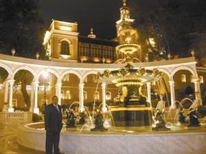الزميل اسامة ابوالسعود امام احدى نوافير العاصمة باكو