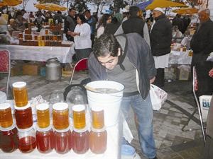 اشهى انواع عسل النحل واجودها عالميا في معرض سنوي على شواطئ باكو