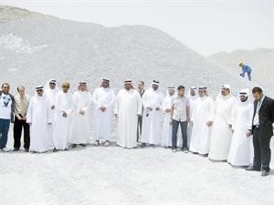 مسؤولو الشركة في لقطة جماعية للوفد الخليجي خلال تفقده لمصنع ايبك
