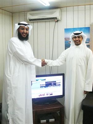 عبدالعزيز السمحان خلال توقيع عقد تدشين الموقع الالكتروني مع شركة كويت نت﻿