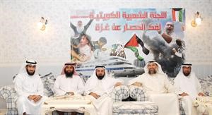 د وليد الطبطبائي متوسطا بعض المشاركين في اسطول الحرية