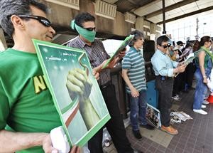 ايرانيون في اليابان تظاهروا امام السفارة الايرانية في طوكيو احياء لذكرى الاحتجاجات على اعادة انتخاب الرئيس احمدي نجاد	افپ﻿