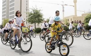 لبنانيون مشاركون في حملة الدراجات للترويجلوسائل النقل البديلة تخفيفا لتلوث العاصمة بيروت﻿