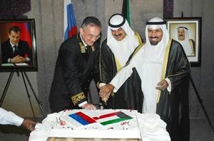 خالد الجارالله والشيخ علي الجابر يشاركان السفير الروسي قطع كعكة الاحتفال
﻿﻿محمد ماهر
﻿