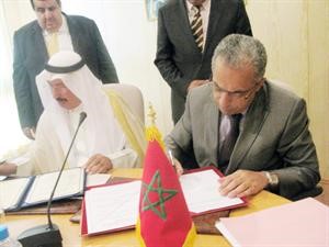 احمد الهارون خلال توقيع اتفاقية تعاون مع نظيره المغربي﻿