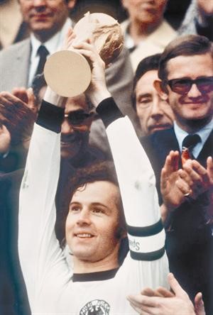 فرانتس يرفع كاس العالم 1974
