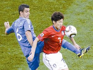 الكوري الجنوبي بارك جي سونغ متجاوزا لاعبا يونانيا