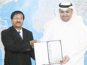 ماجد التركيت اثناء تسلمه شهادة الايزو ﻿