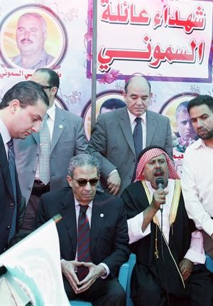 امين عام جامعة الدول العربية عمرو موسى في اول زيارة له لغزة امام منزل عائلة السموني الذي دمر خلال الاعتداء الاسرائيليافپ