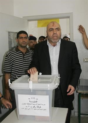 مرشح المعارضة كمال الخير يدلي بصوته