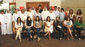 الرئيس التنفيذي لبنك الكويت الوطني عصام جاسم الصقر في صورة جماعية مع المتدربين 
﻿
