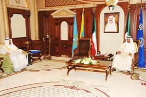 سمو ولي العهد الشيخ نواف الاحمد مستقبلا الشيخ احمد العبدالله