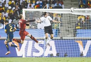 مهاجم المانيا ميروسلاف كلوزه سجل الهدف الثاني لـ المانشافت في مرمى استراليا افپ