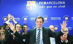 رئيس نادي برشلونة الجديد ساندرو روسيل يحتفل بفوزه بالانتخابات	افپ
﻿