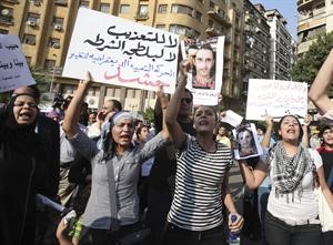 مظاهرات امام مبنى وزارة الداخلية اعتراضا على مقتل خالد سعيد