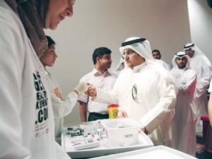 احد الموظفين خلال عملية الفحص﻿