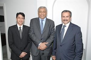 الشيخ مبارك الدعيج وخالد الدويسان خلال افتتاح مكتب كونا في لندن