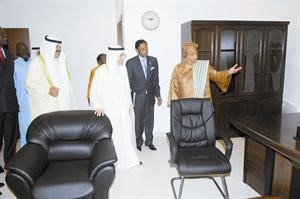 الرئيسة الليبيرية ومحمد ابوالحسن وخالد الجارالله والسفير الليبيري وجولة بمقر السفارة
