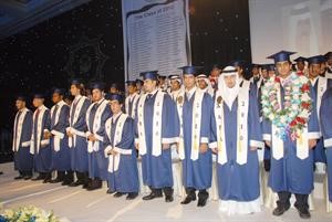 جانب من المتخرجين في لقطة تذكارية
