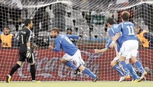 فرحة دي روسي بهدف التعادل لايطاليا في مرمى پاراغواي	رويترز