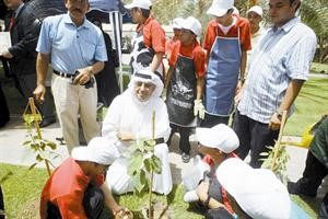 كبير مراسلي كونا في دبي يغرس شجرة باسم الوكالة