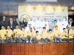 ومع بعض الحاضرين والطلبة المكرمين في مسابقة الكويت المدرسية الثانوية الثالثة في الروبوت

