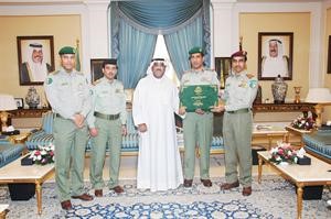 الشيخ مشعل الاحمد يتسلم نسخة من التنظيم الامثل الاستراتيجي للحرس من العقيد الركن فهد عيد ناصر﻿
