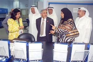وزير الصحة متجولا في بنك الدم
