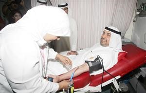الشيخ طلال الفهد متبرعا بدمه